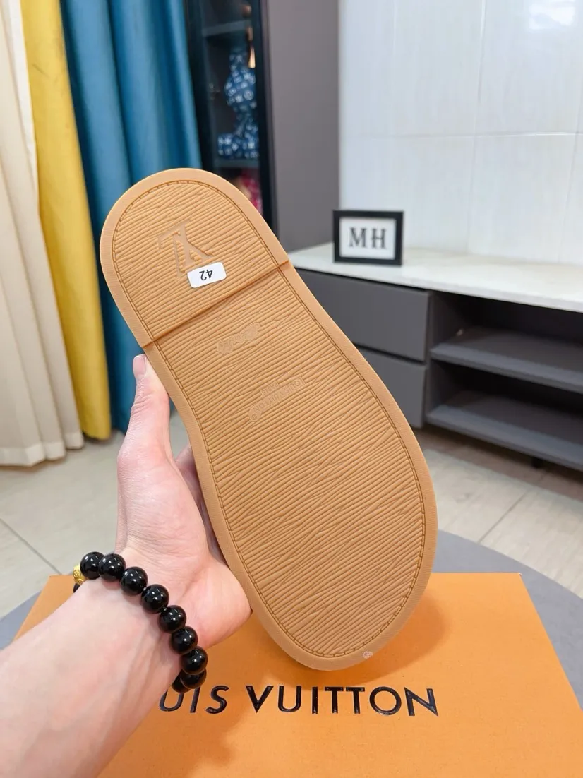 Ex-factory price 360🌹🌹 (lv-Louis Vuitton) New men's slippers, high-end boutique, exquisite embossed logo decoration on the upper, fine workmanship, super soft soles, casual, loose and comfortable, a must-have in summer! \nsize：38-44